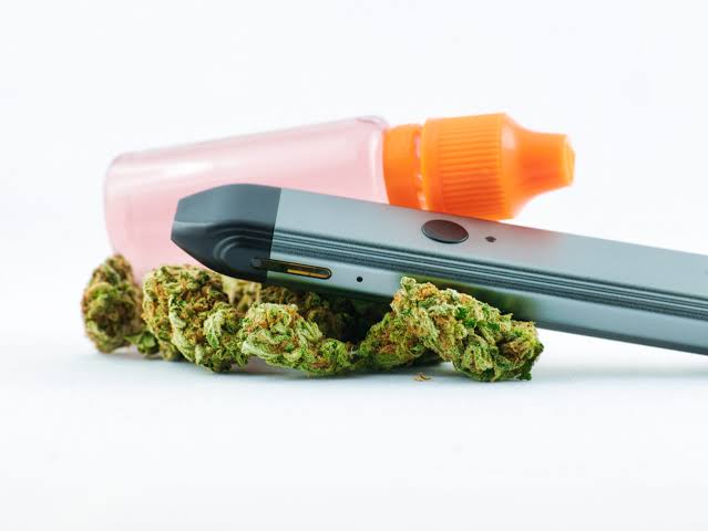 Disposable CBD Vapes vs Refillable Devices